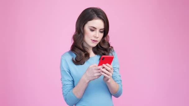 Lady blogger use gadget read network post isolated pastel color background — Stock Video