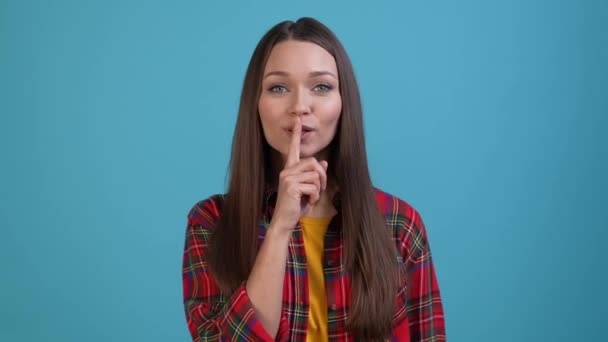 Trükkös hölgy bizalmas terv kérni nem mond elszigetelt kék színű háttér — Stock videók