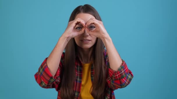 Lady zögern Hände Ferngläser suchen Menschen isoliert blaue Farbe Hintergrund — Stockvideo