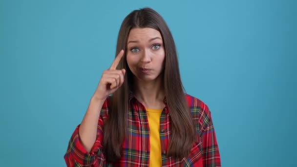 Nespokojená dáma není jako rozhodnutí izolované modré barvy pozadí — Stock video