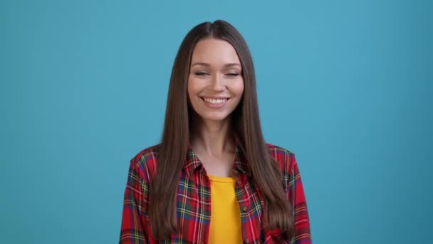 Sladká dáma zářící s úsměvem ve fotoaparátu izolované modré barvy pozadí — Stock video