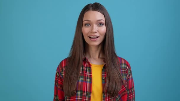 Dame impressionnée échec se sentir honteux isolé fond de couleur bleue — Video