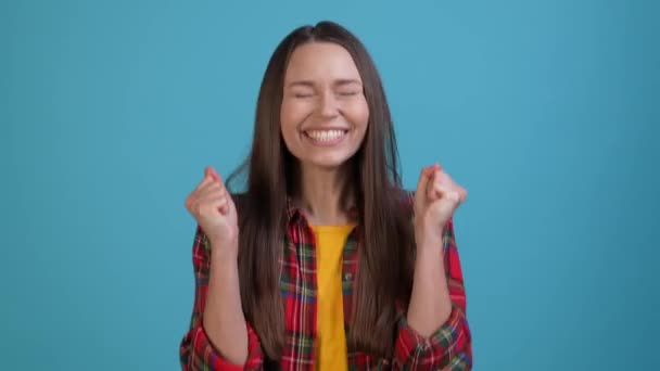 Regozijando senhora levantar mãos triunfo isolado azul cor fundo — Vídeo de Stock