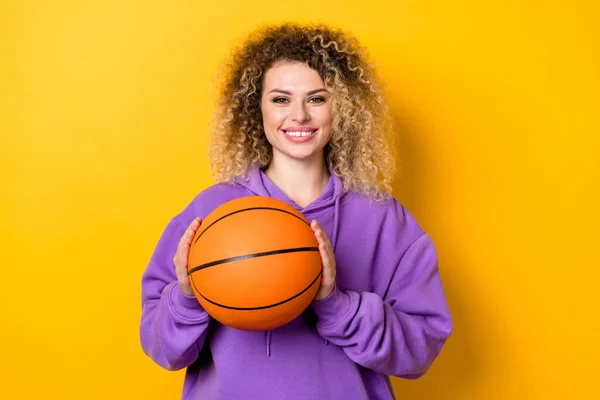 Genç neşeli kızın sarı arkaplandan izole edilmiş basketbol antrenmanı fotoğrafı. — Stok fotoğraf