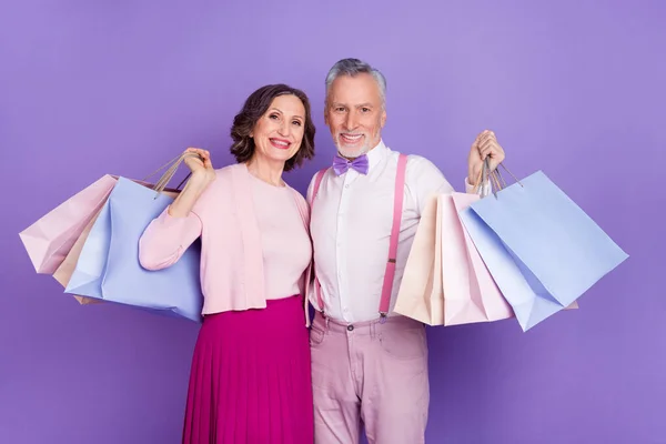 两个购物者的照片上挂着用紫色背景隔离开的黑色星期五包裹价格 — 图库照片