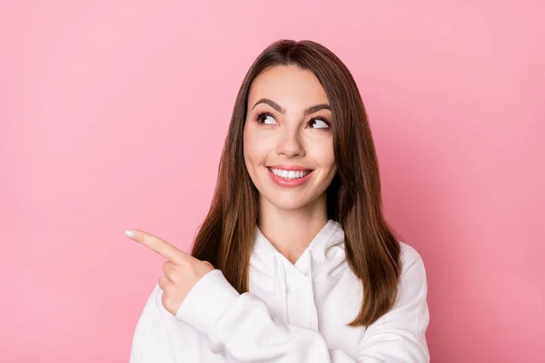 Foto de encantador jovem mulher positiva olhar ponto dedo vazio espaço venda isolado no fundo cor-de-rosa — Fotografia de Stock