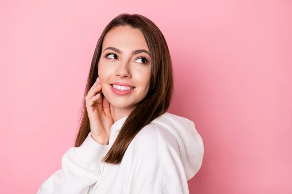 Profiel side photo of young attractive girl happy positive smile hand touch wang blik lege ruimte geïsoleerd over roze kleur achtergrond — Stockfoto