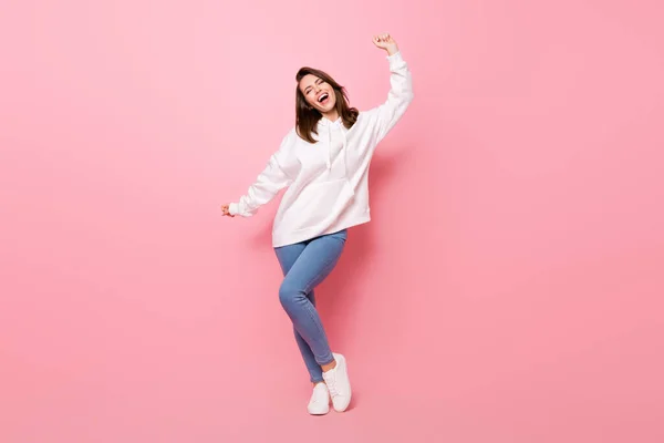 Foto de larga duración de alegre feliz joven danza funky buen humor aislado sobre fondo de color rosa pastel —  Fotos de Stock