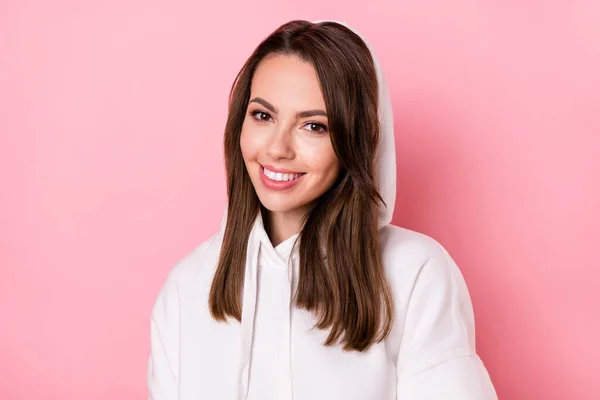 Foto de encantador alegre jovem mulher usar capuz camisola sportswear isolado no fundo cor-de-rosa — Fotografia de Stock