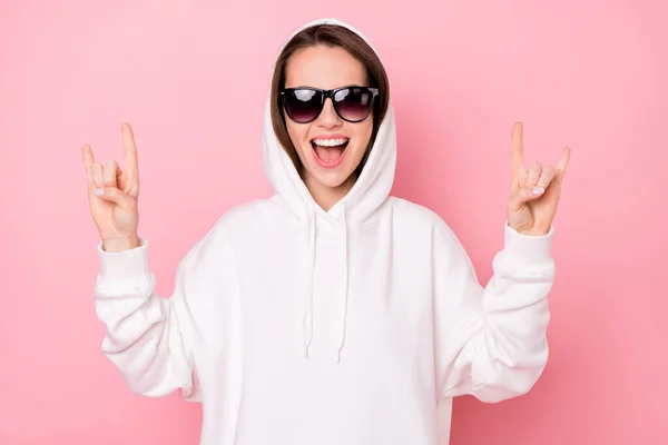 Foto av söt rolig ung kvinna klädd vit tröja glasögon visar rock roll tecken ler isolerad rosa färg bakgrund — Stockfoto