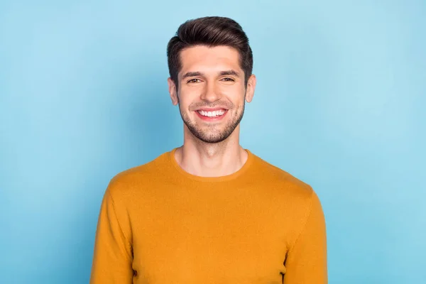 かなり魅力的な若い男の写真は黄色のセーターを着て笑顔隔離された青の色の背景 — ストック写真
