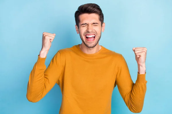 Foto di giovane uomo allegro felice sorriso positivo gioire vincere vittoria fortunato successo isolato su sfondo di colore blu — Foto Stock