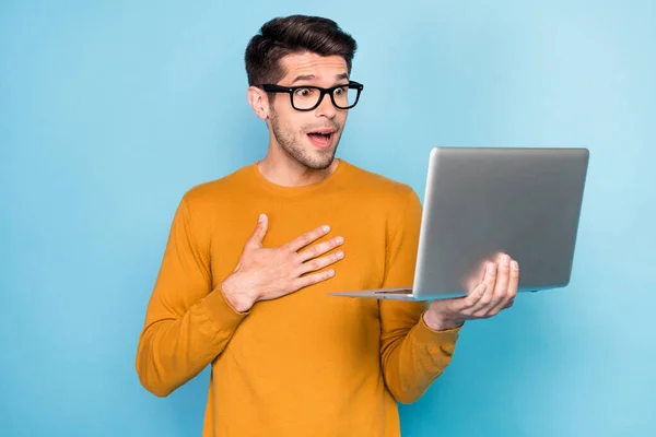 Foto de impressionado morena jovem trabalhador olhar laptop desgaste óculos camisola marrom isolado no fundo de cor azul — Fotografia de Stock