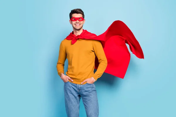 Foto do jovem super-homem feliz sorriso positivo mãos em poder de bolso forte isolado sobre fundo de cor azul — Fotografia de Stock