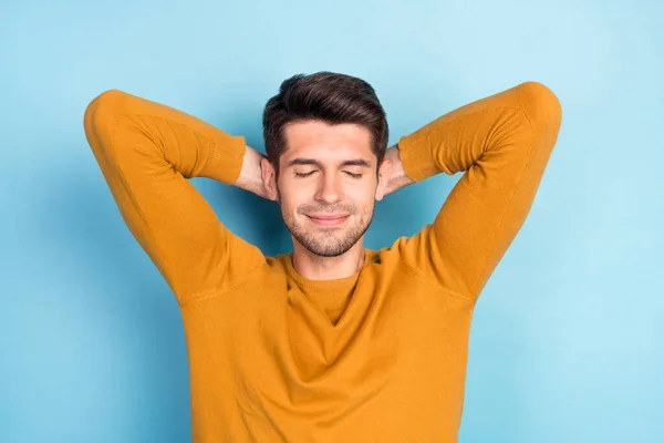Foto di riposo brunet millennial ragazzo dormire indossare camicia marrone isolato su sfondo di colore blu — Foto Stock