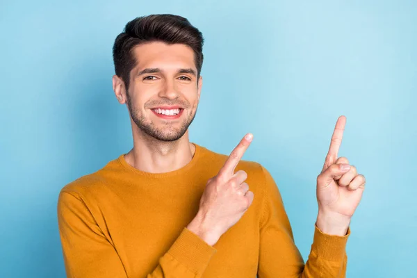 Foto de hombre joven feliz sonrisa positiva punta dedos espacio vacío anuncio aconsejar decisión de elección aislado sobre fondo de color azul —  Fotos de Stock