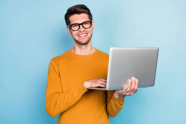 Foto de joven hombre de negocios feliz sonrisa positiva uso portátil trabajo programador aislado sobre fondo de color azul — Foto de Stock