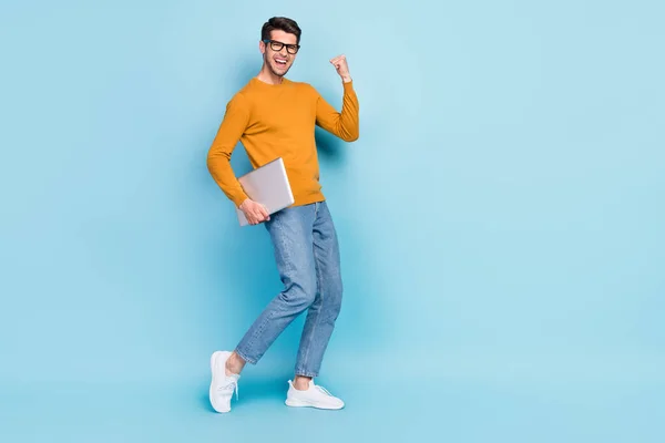 Full length photo of hooray brunet millennial hr guy hold laptop wear glasses sweater isolated on blue background — стоковое фото