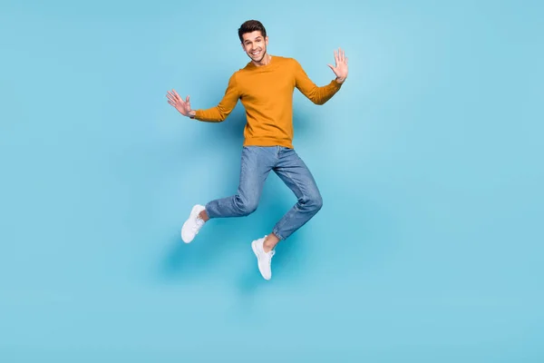 Full längd kroppsstorlek bild av attraktiv glad rolig kille hoppa gott humör isolerad över klarblå färg bakgrund — Stockfoto