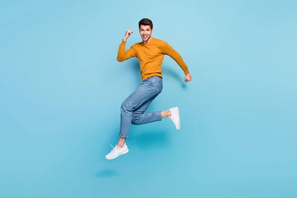 Perfil de corpo inteiro foto lateral do jovem feliz sorriso positivo ir andar corrida salto para cima pressa isolado sobre fundo de cor azul — Fotografia de Stock