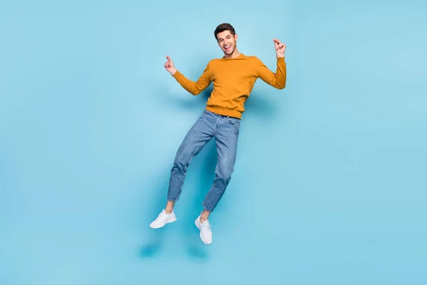 Comprimento total tamanho do corpo vista de cara alegre atraente pulando tendo dia divertido isolado sobre fundo de cor azul brilhante — Fotografia de Stock