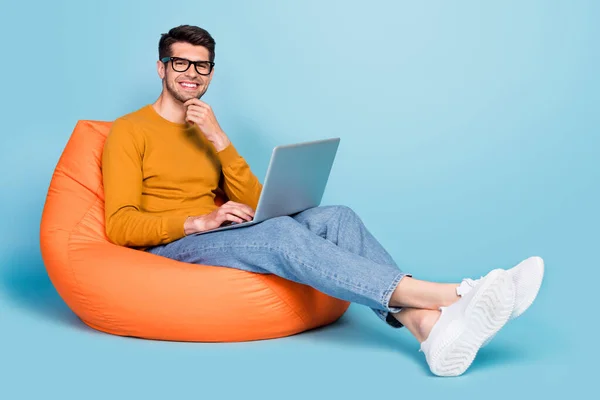 Plein profil du corps photo latérale du jeune homme heureux sourire positif programmeur utiliser ordinateur portable isolé sur fond de couleur bleue — Photo