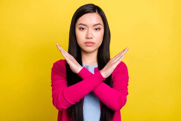 Foto de cabelo morena estrita jovem senhora cruzou os braços usar suéter rosa isolado no fundo de cor amarela — Fotografia de Stock