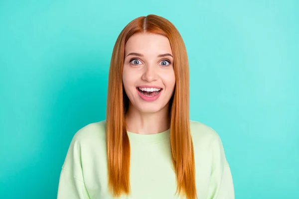 Фото здивованої щасливої шокованої жінки червоне волосся носить повсякденний одяг ізольовано на кольоровому фоні — стокове фото