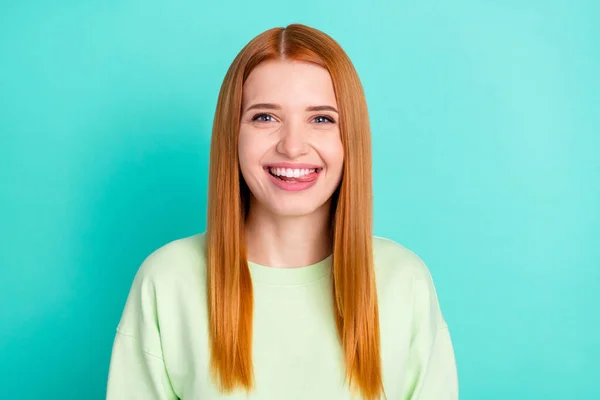 Foto de encantador agradável feliz jovem mulher sorriso bom humor mordida língua isolada no fundo cor teal — Fotografia de Stock