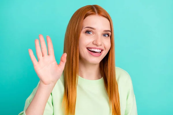 Фото солодкої фанк-молодої жінки в зеленій сорочці, що розмахує рукою, посміхаючись ізольованому кольоровому фоні — стокове фото