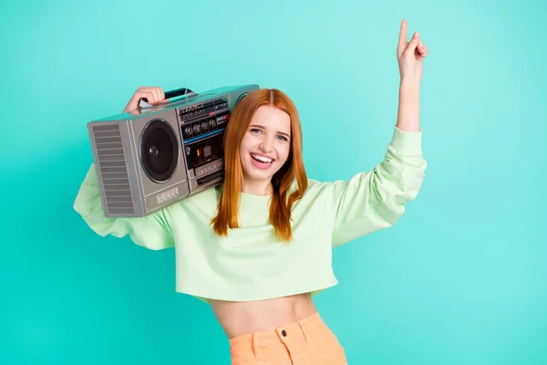 Foto van charmante vrolijke positieve jonge vrouw houden boombox punt vinger omhoog geïsoleerd op teal kleur achtergrond — Stockfoto