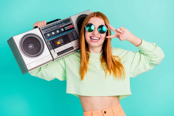 Foto von positiven fröhlichen jungen Frau halten Boombox tragen Sonnenbrille cool isoliert auf teal Farbhintergrund — Stockfoto