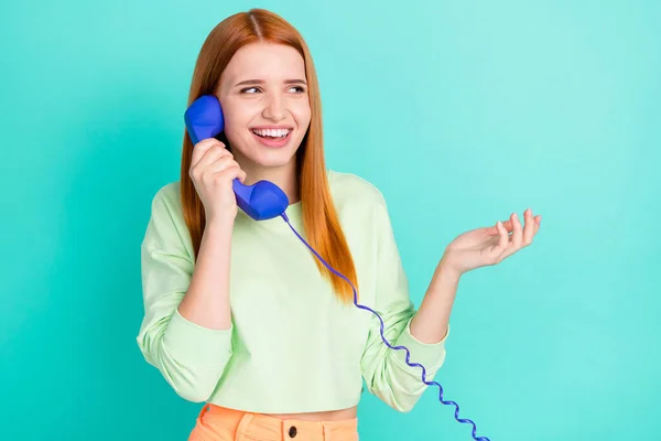 Фото сладкий миллениал женский разговор телефон выглядят пустые пространства носить спортивную одежду изолированы на ярком бирюзовом фоне — стоковое фото