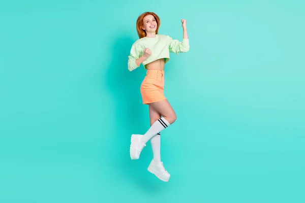 명랑하고 예쁜 젊은 여성의 전신 사진 이 선명 한 색상 배경에 고립된 미소 승자로 점프 — 스톡 사진