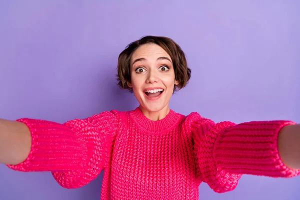 Foto de menina animada feliz sorriso positivo surpreendido surpresa notícias fazer selfie isolado sobre fundo cor violeta — Fotografia de Stock