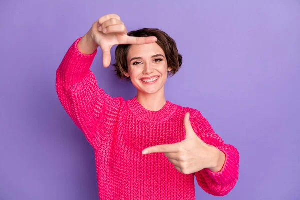 Portré vidám csinos hölgy karok ujjak mutatják keret sugárzó mosoly elszigetelt lila színű háttér — Stock Fotó