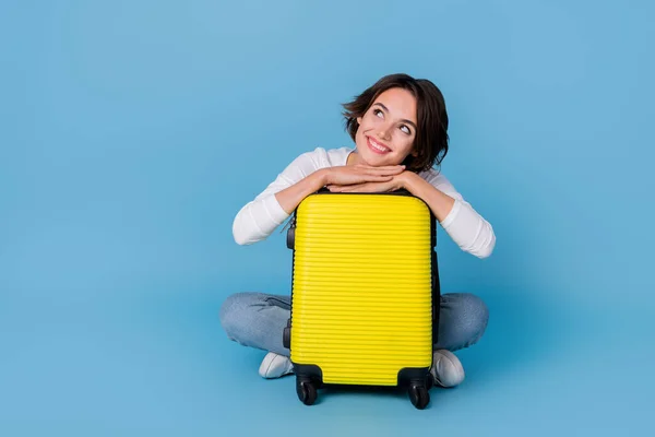 Foto de senhora adorável sonhador vestido camisa branca abraçando bagagem espaço vazio isolado fundo cor azul — Fotografia de Stock