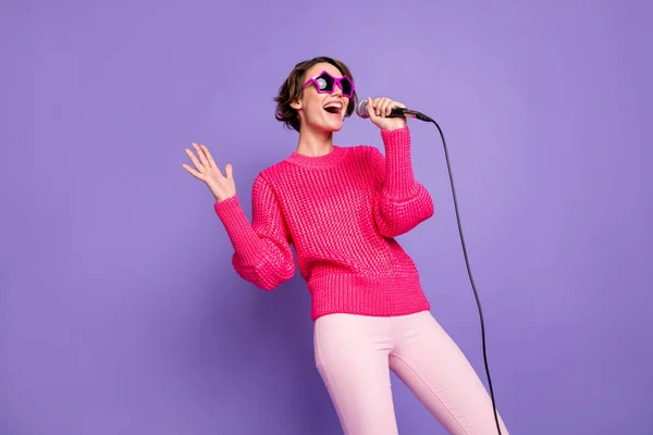 Ritratto di signora spensierata tenere mic bocca aperta canto divertirsi indossare pullover isolato su sfondo di colore viola — Foto Stock