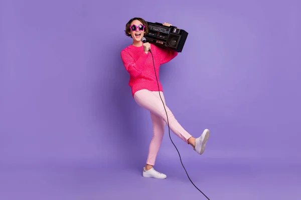 Full size foto di giovane ragazza eccitata felice divertirsi cantare canzone microfono tenere retro boombox isolato su sfondo di colore viola — Foto Stock