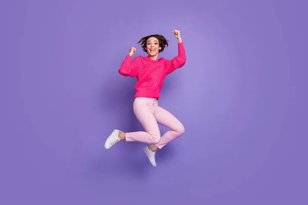 Plná délka fotografie mladé dívky radost radost vítězství úspěch gól pěsti ruce izolované přes fialové barvy pozadí — Stock fotografie