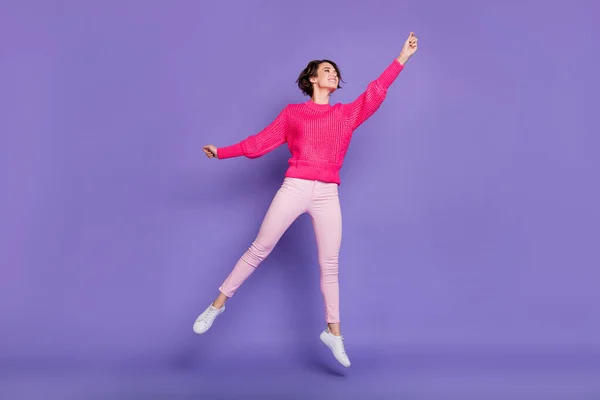 フルボディ写真の若いです興奮した女の子幸せな正の笑顔ジャンプアップキャッチ傘孤立以上紫の色の背景 — ストック写真