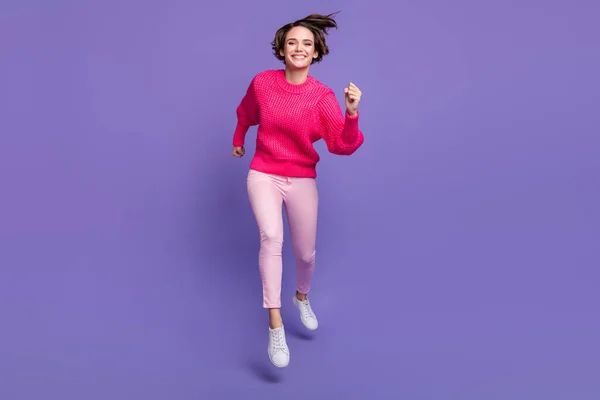 Retrato de corpo inteiro de boa pessoa satisfeita correndo rápido sorriso usar pulôver isolado no fundo de cor roxa — Fotografia de Stock