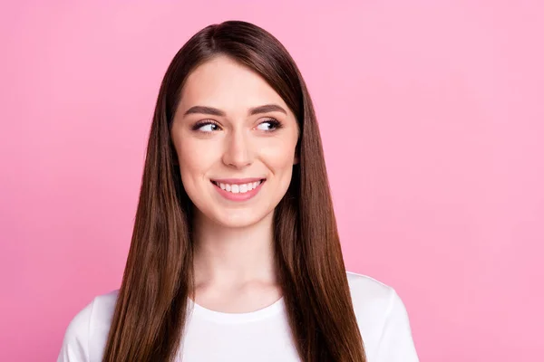 Retrato de chica alegre atractiva agradable mirando a un lado espacio de copia aislado sobre fondo de color pastel rosa — Foto de Stock
