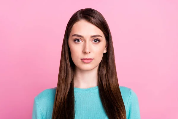 Retrato de chica atractiva de buen aspecto usando jersey azul aislado sobre fondo de color pastel rosa — Foto de Stock