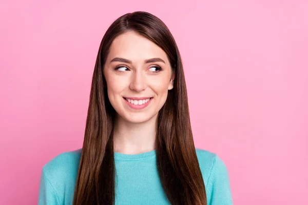 Foto av attraktiv ung positiv kvinna ser tomt utrymme gott humör isolerad på rosa färg bakgrund — Stockfoto