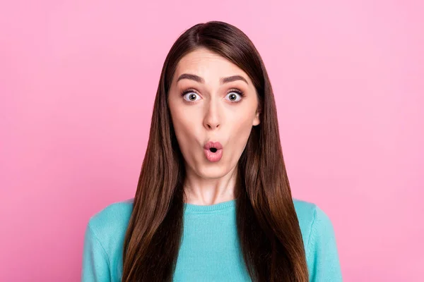 Porträtt av snygg förvånad bedövad flicka nyhet reaktion nyhet isolerad över rosa pastell färg bakgrund — Stockfoto