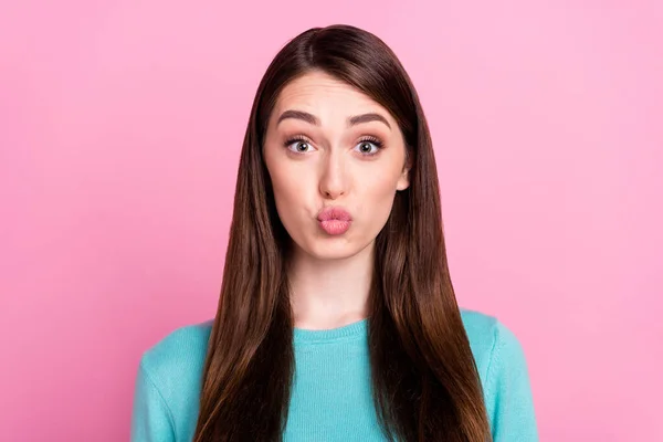 Foto de flerte positivo feliz jovem enviar beijo de ar bom humor isolado no fundo cor-de-rosa pastel — Fotografia de Stock