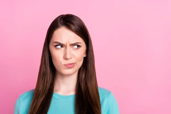 Foto von unglücklich verärgert junge Frau sehen leeren Raum Abneigung gegen Gesicht Nachrichten isoliert auf rosa Hintergrund — Stockfoto