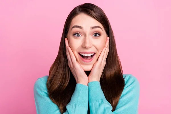 Retrato de atraente alegre menina surpreso grande notícia reação isolada sobre cor de fundo pastel rosa — Fotografia de Stock