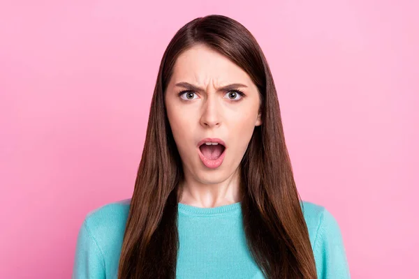 Photo portrait of amazed girl got bad mood angry isolated on pastel pink color background — Stock Photo, Image